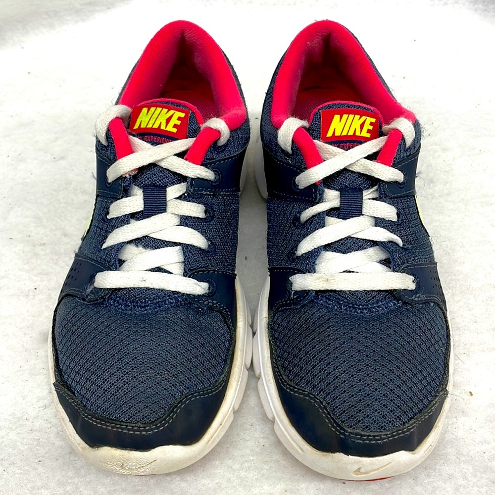 Nike flex sneakers ladies sz 5.5